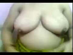 An very large, non-professional Indian floozy gets off of her sari to flaunt her breasts.